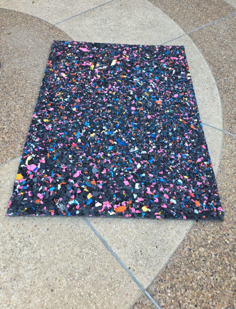 תשתית משטח ריכוך ובלימה מקצועית המותקנת מתחת לדשא סינטטי סול להגנה על ילדים.