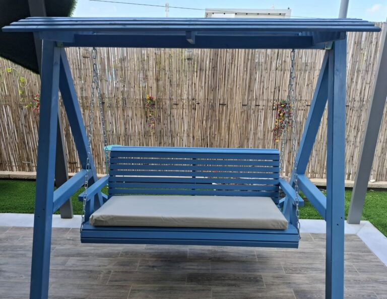 נדנדה מעץ לגינה בצבע כחול RAL 5024