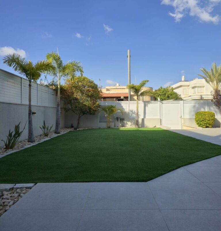 דשא סינטטי בהתקנה עצמית של לקוח בבאר שבע, עם ליווי והדרכה צמודה מדשא סינטטי - החלום שמתגשם.