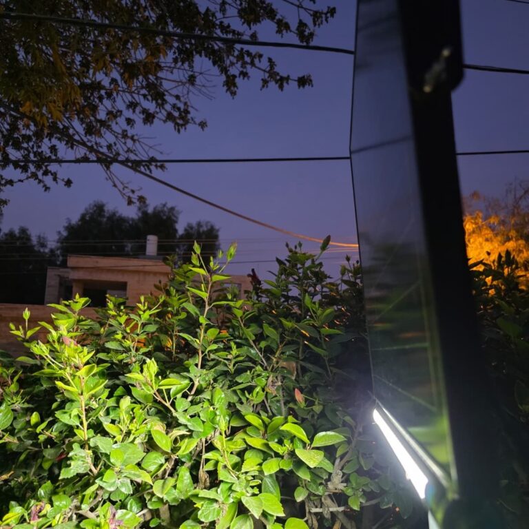 תאורה סולארית לגינה יוקרתית מותקנת לצד דשא סינטטי דגם סול