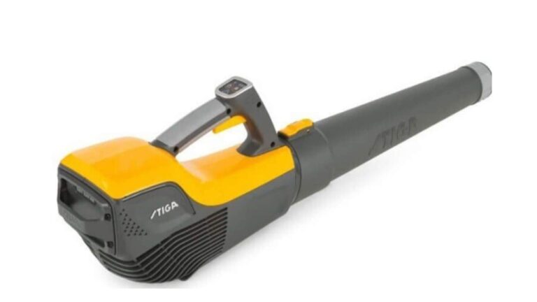 מפוח עלים נטען STIGA BL 500e לניקוי יסודי של דשא סינטטי ומשטחים חיצוניים.